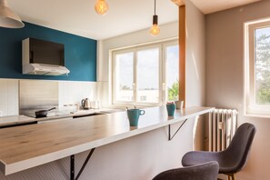 Réfrigérateur, four à micro-ondes, un four, surface de cuisson