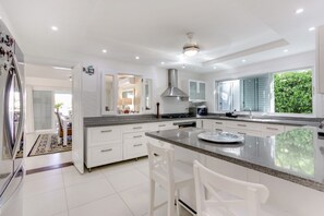 ثلاجة، فرن، موقد طهي مسطح، ماكينة لصنع القهوة/الشاي