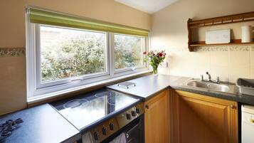 Casa | Cocina privada | Refrigerador con congelador, microondas, horno y parrilla de estufa