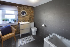 House | Bathroom | Combined shower/tub, soap, shampoo, toilet paper