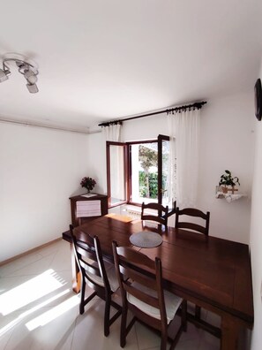 Departamento básico, 1 habitación, Terraza, vista al jardín | Servicio a la habitación