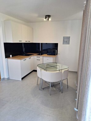 Family Apartment, 1 Bedroom, Terrace, Courtyard View | Living area