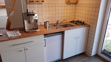 Fridge, oven, stovetop, coffee/tea maker