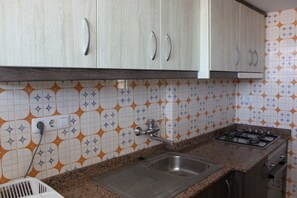 ثلاجة، ميكروويف، فرن، ماكينة لصنع القهوة/الشاي