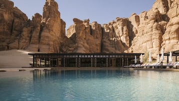 Piscine extérieure, parasols de plage, chaises longues