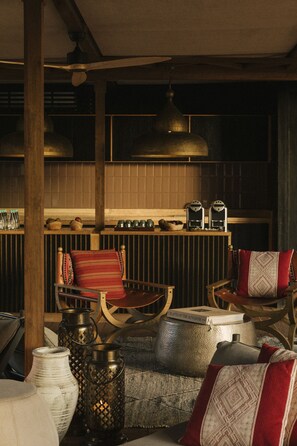 Une pièce chaleureuse, meublée de meubles en bois, avec une bibliothèque et des objets de décoration.