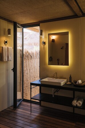 Shower, rainfall showerhead, free toiletries, hair dryer - Our Habitas AlUla (Al-'Ula)