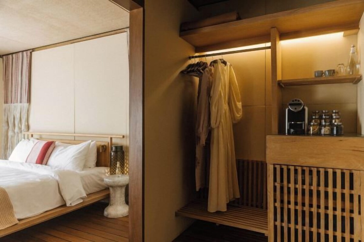 Premium bedding, down comforters, minibar, in-room safe