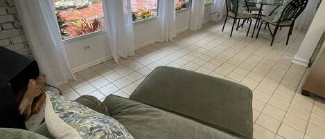 Una Smart TV, una chimenea, un reproductor de DVD, libros