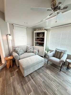 Smart TV, fireplace, DVD player, books - River Garden Waterfront Retreat - Fishing - Scalloping (Homosassa)