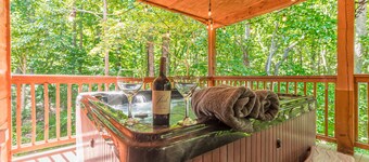 Three Bears Cabin, Private Mountain Getaway, Seasonal Mountain View, Hot Tub