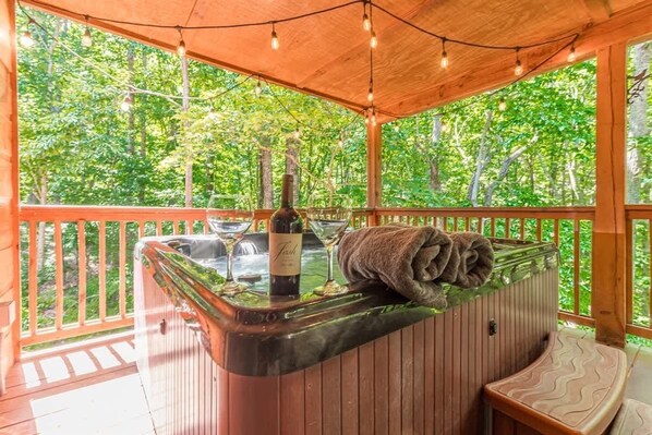 Outdoor spa tub - THREE BEARS CABIN, PRIVATE MOUNTAIN GETAWAY (Sautee Nacoochee)