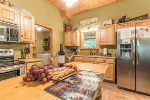 Cafetera y tetera, refrigerador, microondas y horno 