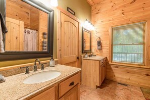 Combined shower/bathtub, hair dryer, towels, shampoo - THREE BEARS CABIN, PRIVATE MOUNTAIN GETAWAY (Sautee Nacoochee)