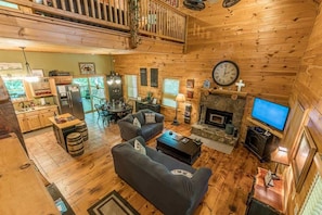 Smart TV, fireplace, DVD player, table football - THREE BEARS CABIN, PRIVATE MOUNTAIN GETAWAY (Sautee Nacoochee)