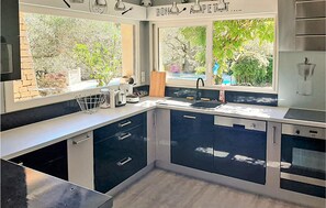 Fridge, oven, stovetop, dishwasher - Lovely home in Generarguese (Generarguese)