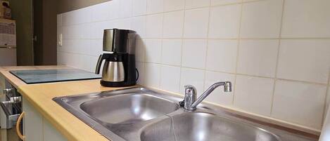 Kühlschrank, Mikrowelle, Ofen, Wasserkocher mit Kaffee-/Teezubehör
