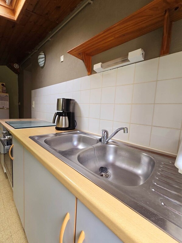 Fridge, microwave, oven, coffee/tea maker