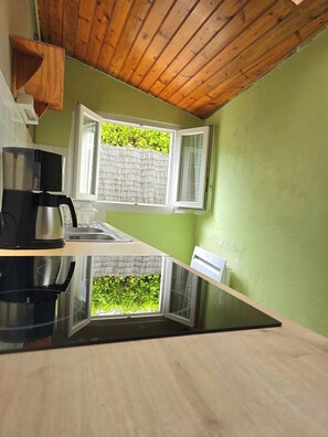 Een koelkast, een magnetron, een oven, een koffiezetapparaat/waterkoker