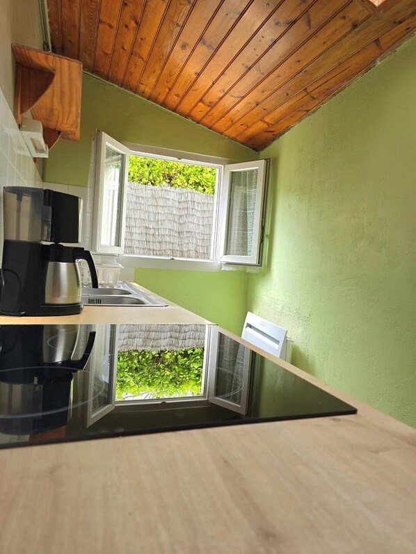 Fridge, microwave, oven, coffee/tea maker