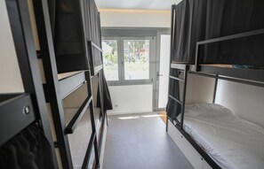 Premium bedding, blackout drapes, free WiFi, bed sheets - Hostel MYD La Latina (Madrid)