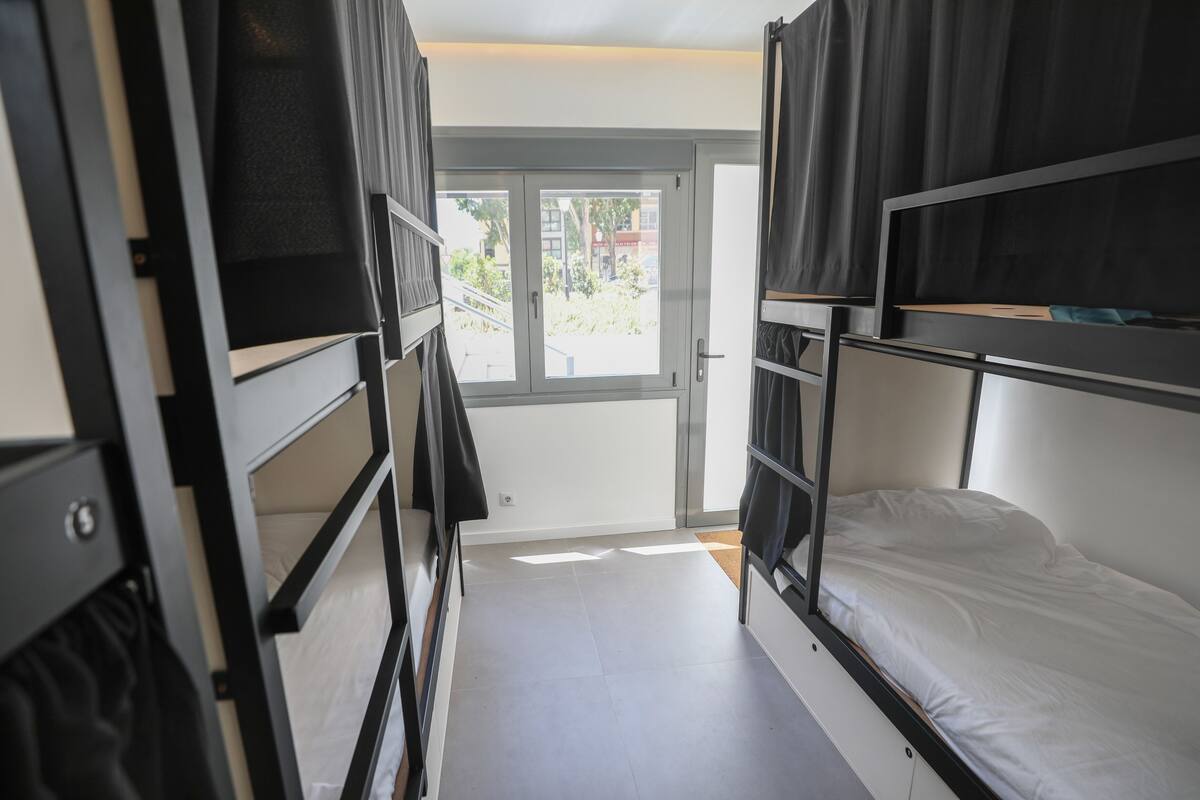Ropa de cama de alta calidad, cortinas blackout y wifi gratis 