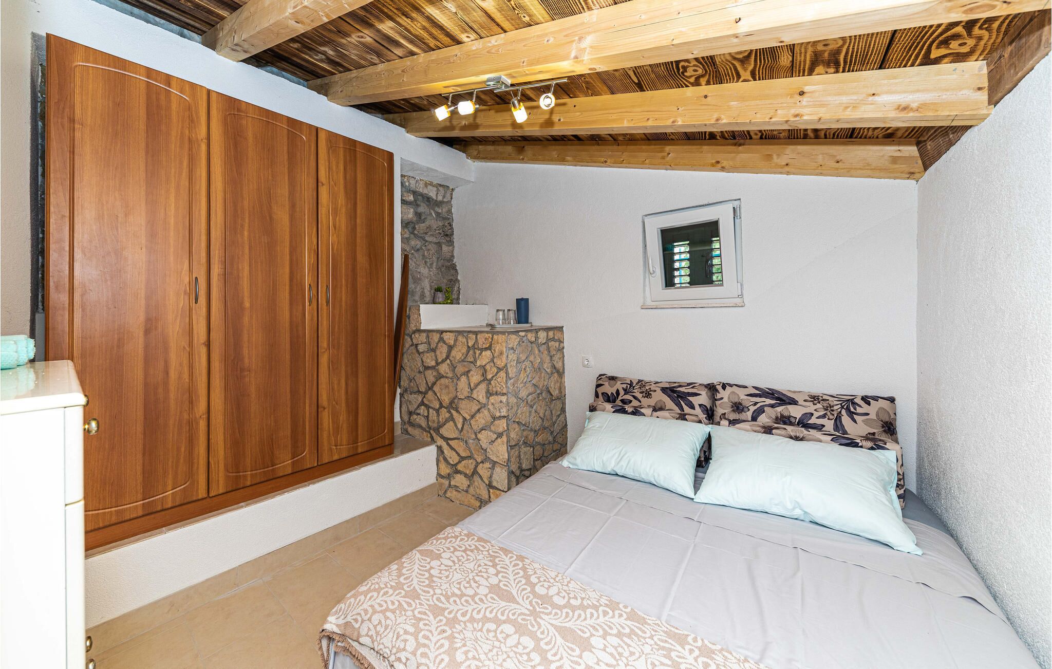 3 bedrooms, in-room safe, free WiFi, bed sheets