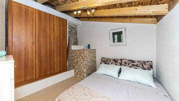 3 bedrooms, in-room safe, free WiFi, bed sheets