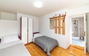 3 bedrooms, in-room safe, free WiFi, bed sheets