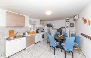 Jääkaappi, uuni, liesi, kahvin-/teenkeitin