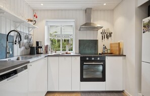 Fridge, oven, stovetop, dishwasher - 2 bedroom awesome home in Kerteminde (Kerteminde)