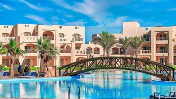 Family Room Pool View | 迷你吧、客房内保险箱、熨斗/熨板、床单