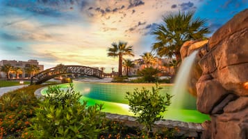 8 piscinas externas, guarda-sóis, espreguiçadeiras