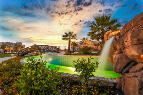 8 piscinas al aire libre, sombrillas, sillones reclinables de piscina. Sataya Resort Marsa Alam