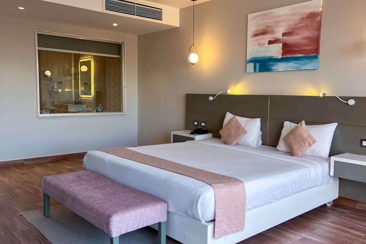 Premium Jacuzzi Indoor | Minibar y caja de seguridad en la habitación