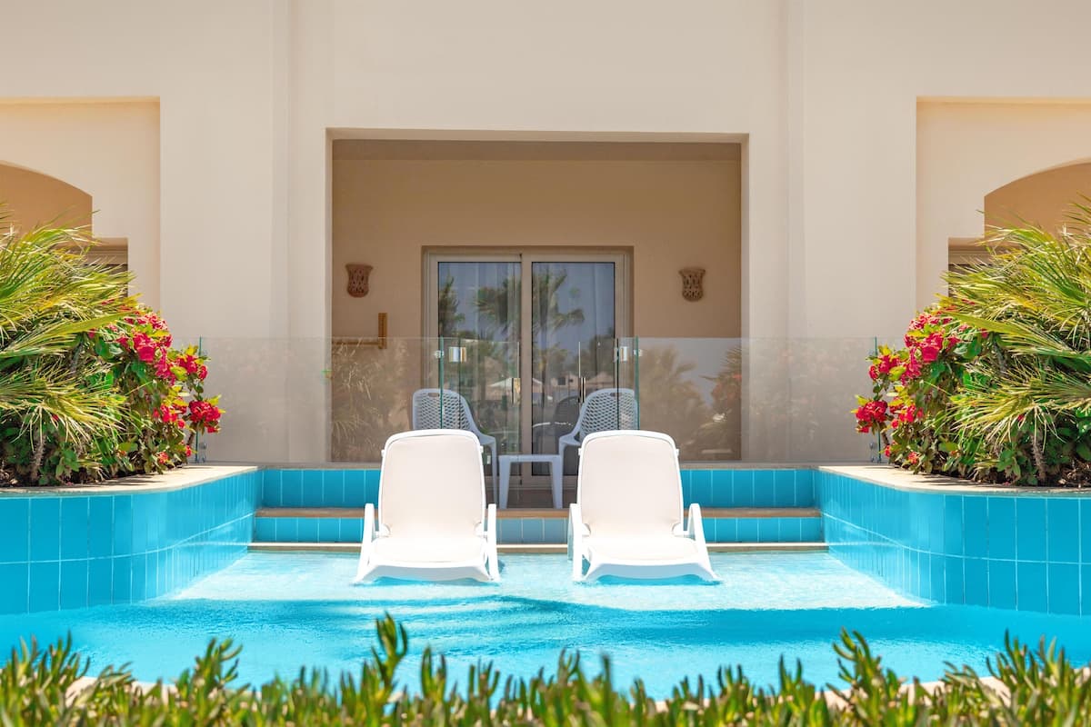 Family Swim-up | Minibar, in-room safe, iron/ironing board, bed sheets