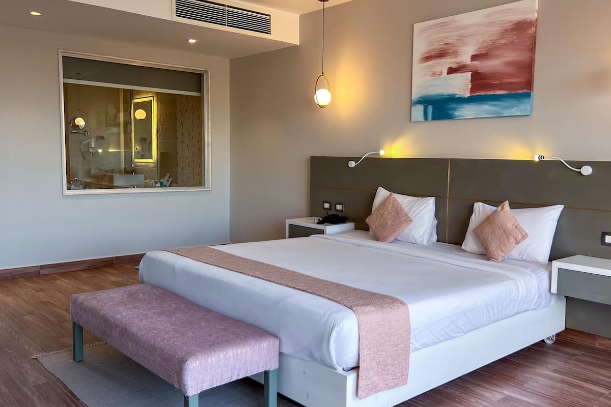 Premium Jacuzzi Indoor | Minibar, in-room safe, iron/ironing board, bed sheets