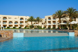 8 piscinas al aire libre, sombrillas, tumbonas