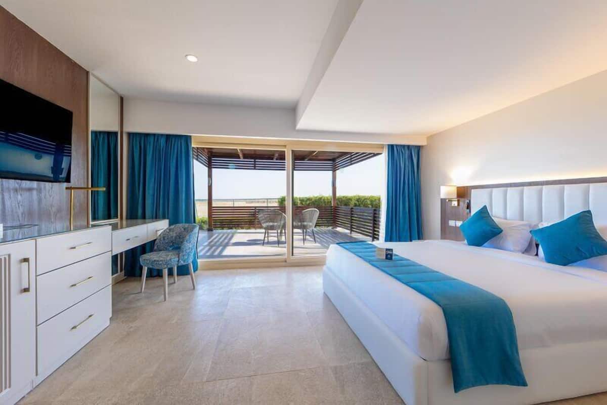 Honeymoon Room | Minibar, in-room safe, iron/ironing board (on request), bed sheets