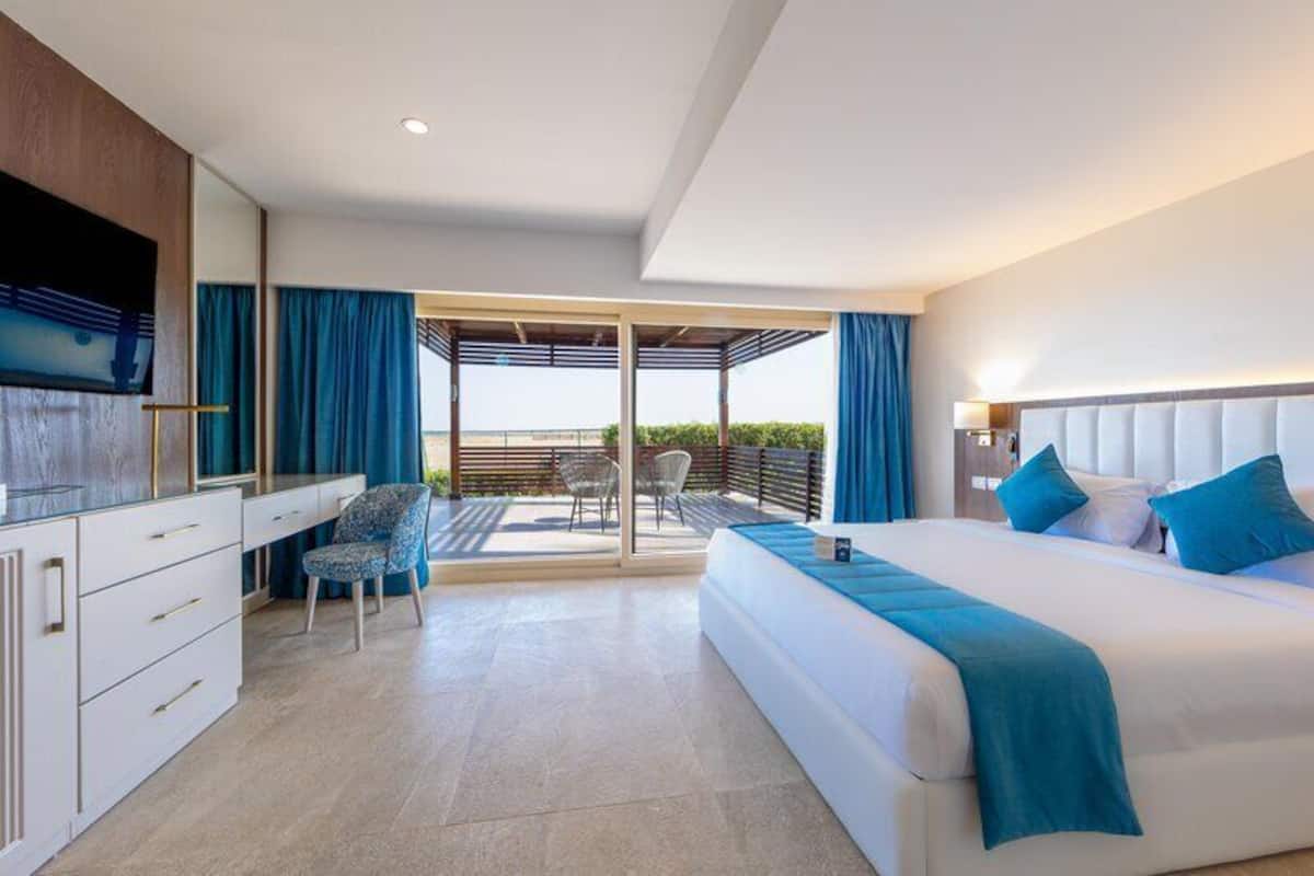 Honeymoon Room | Minibar, in-room safe, iron/ironing board (on request), bed sheets