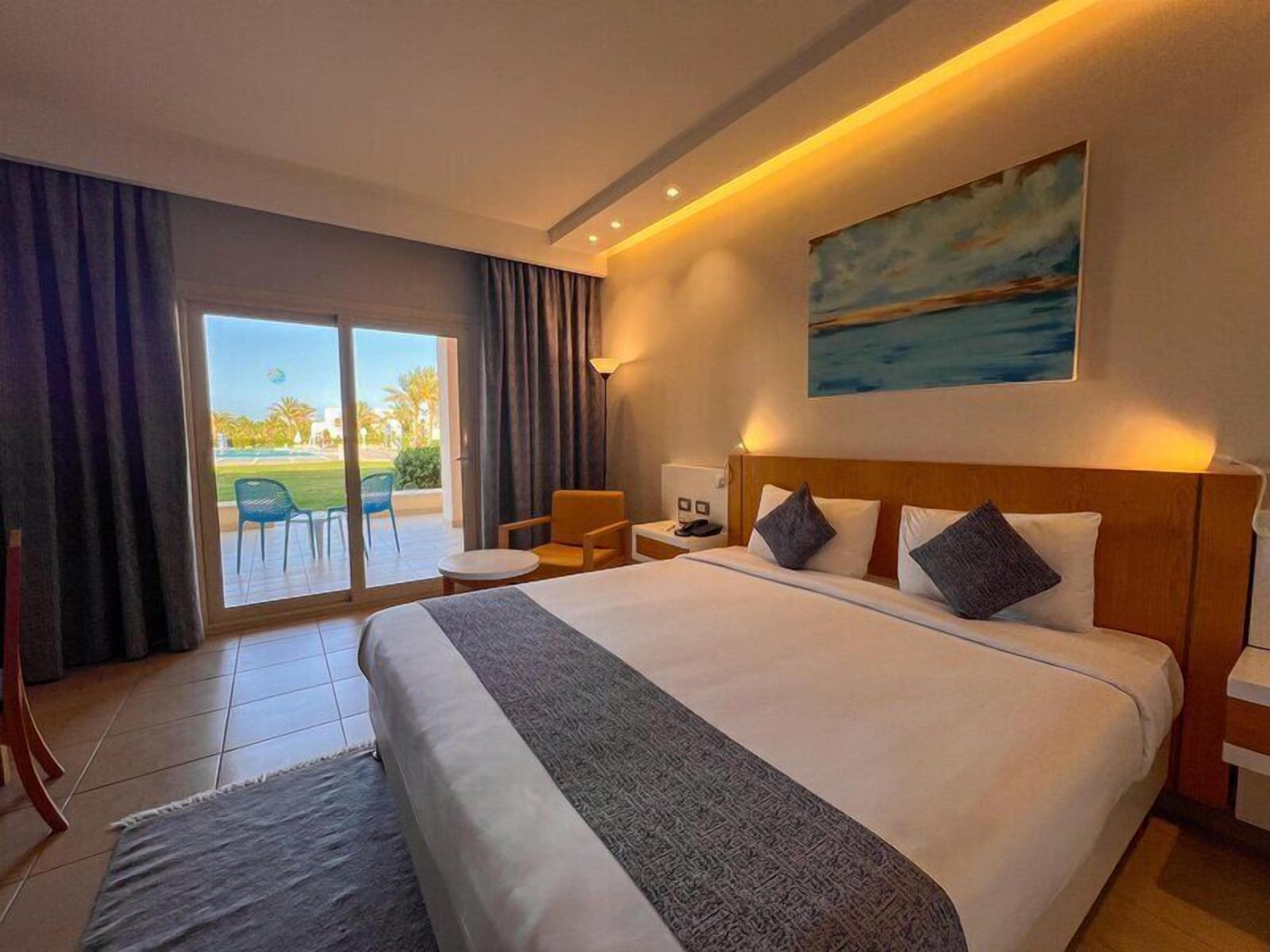 Family Room Pool View | Minibar, in-room safe, iron/ironing board (on request), bed sheets