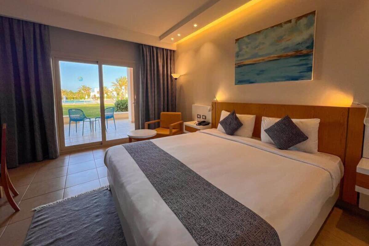 Family Room Pool View | Minibar, in-room safe, iron/ironing board (on request), bed sheets