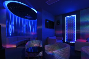 5 Bars/Lounges, Lobby-Lounge