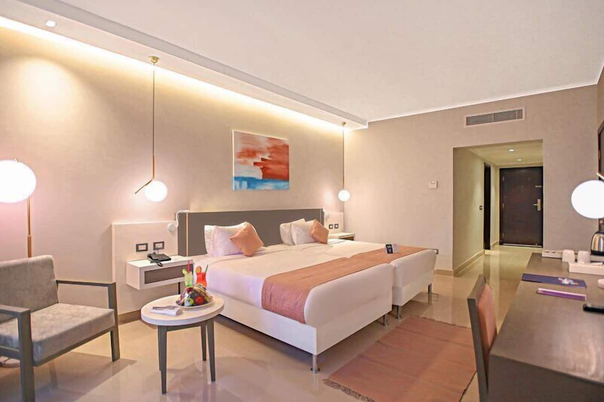 Premium Sea View | Minibar, in-room safe, iron/ironing board (on request), bed sheets
