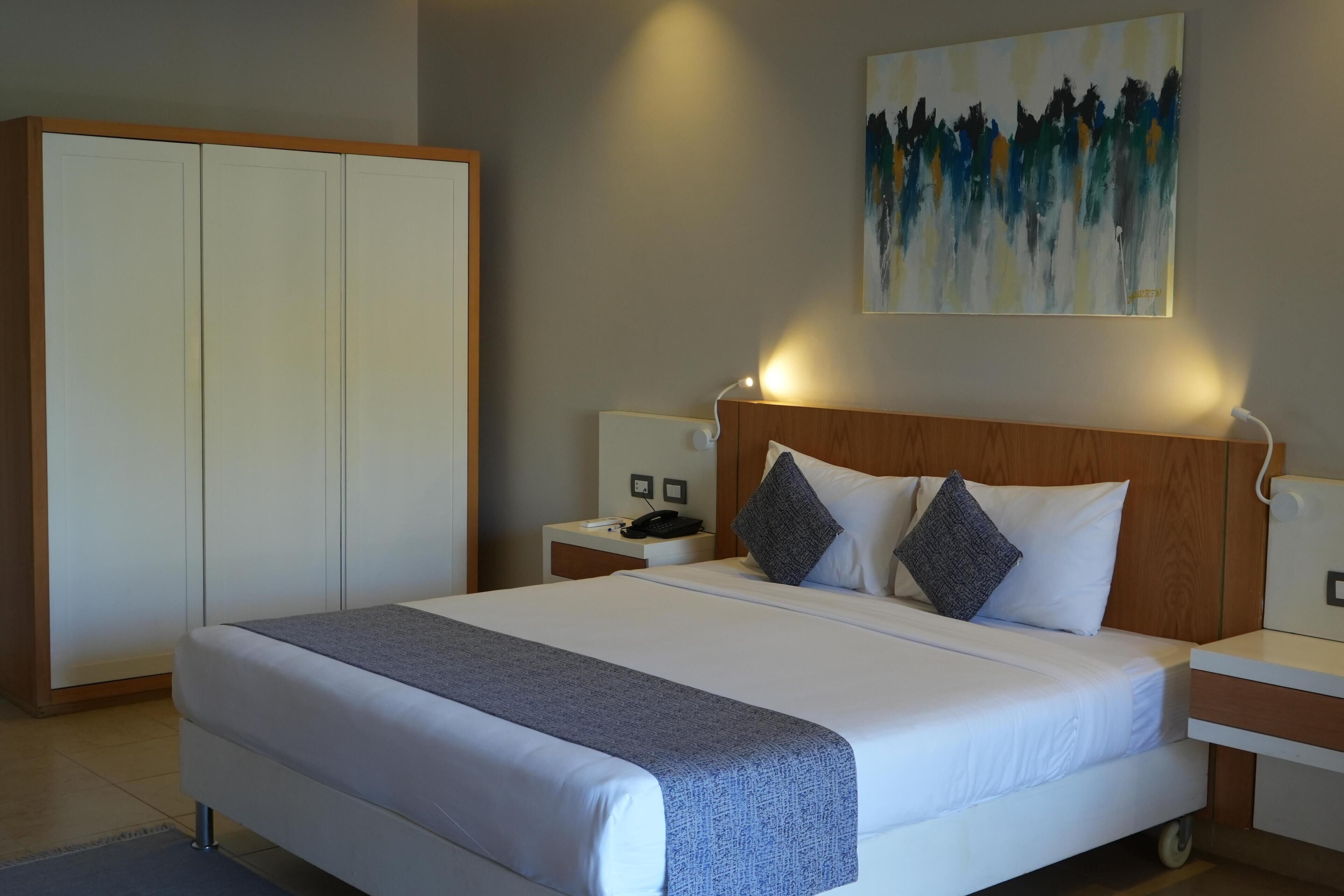 Premium Pool View | Frigobar, cofres nos quartos, ferros/tábuas de passar roupa