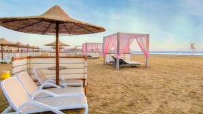 Private beach, beach cabanas, sun-loungers, beach umbrellas - Sataya Resort Marsa Alam (Marsa Alam)