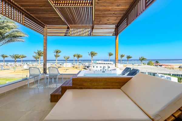 Minibar, odada kasa, ütü/ütü masası, çarşaf takımı