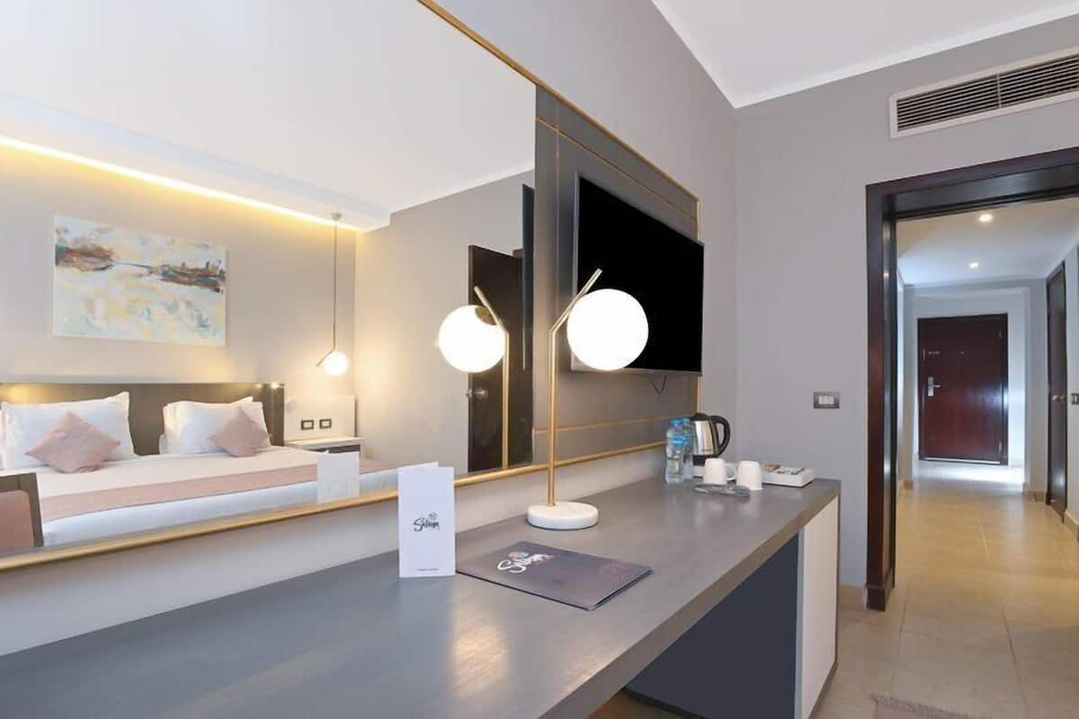 Family Room Pool View | Minibar, in-room safe, iron/ironing board (on request), bed sheets