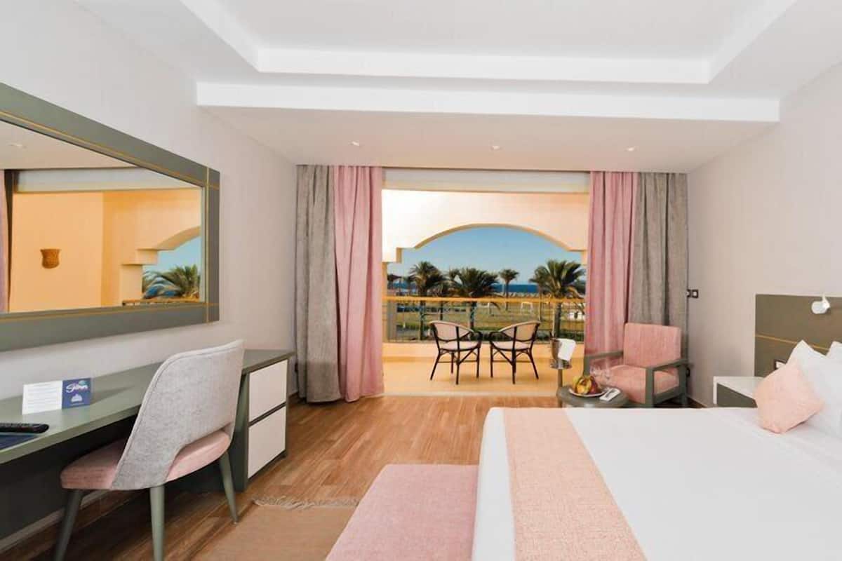 Premium Jacuzzi Indoor | Minibar, in-room safe, iron/ironing board (on request), bed sheets
