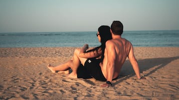 Plage privée, cabines (en supplément), chaises longues, parasols